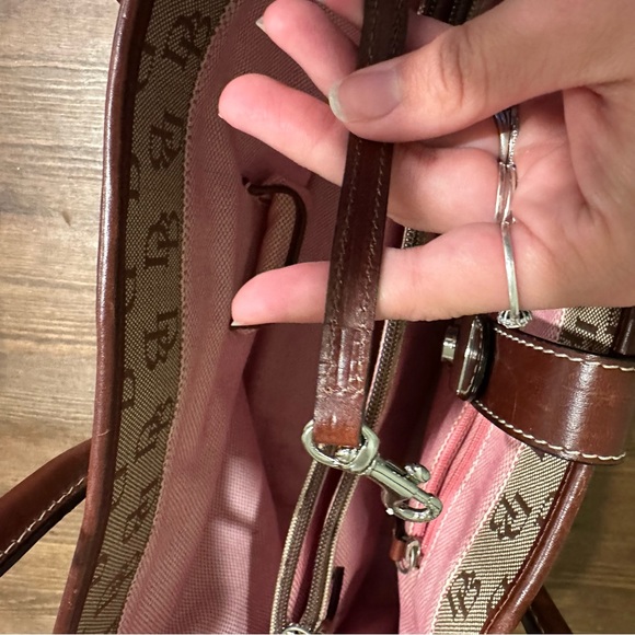 Dooney & Bourke authentic tote bag with clasp and design on outside EUC - Picture 6 of 10